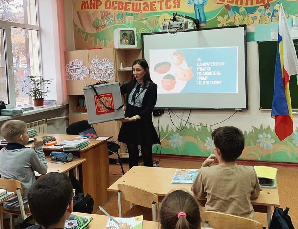 В 4 "Б" классе школы №24 г. Новошахтинска прошел урок по теме "Что такое выборы?"
